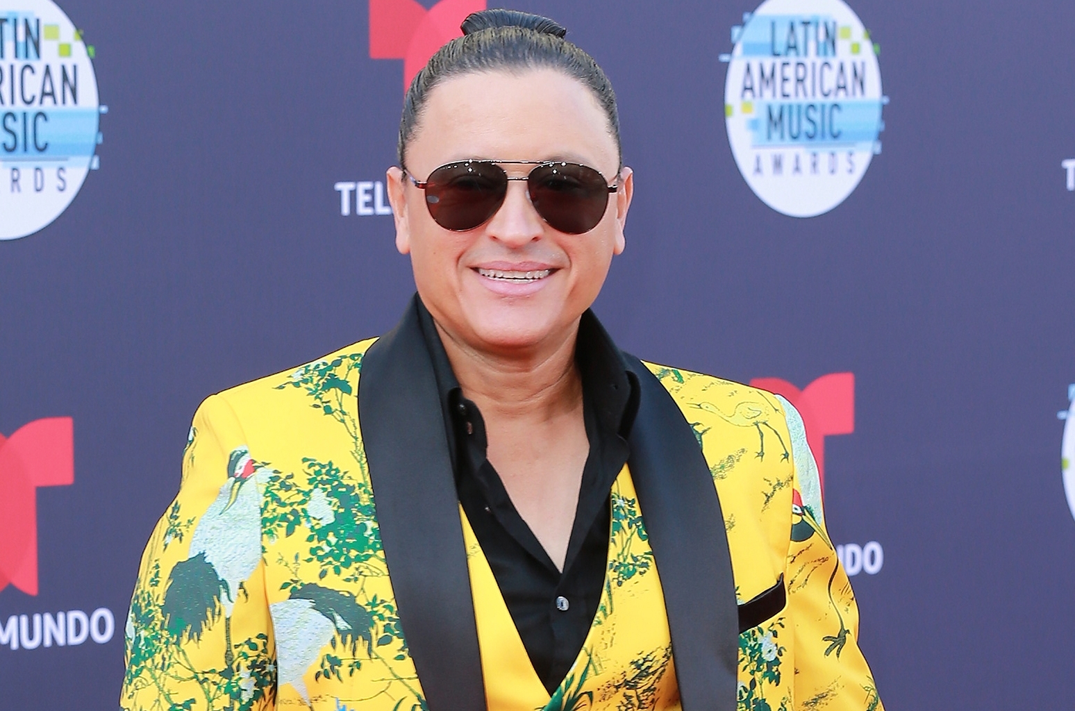 Elvis Crespo canta “al aire libre” música típica dominicana en su disco “Poeta Herío”