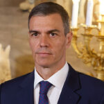 El presidente del Gobierno español, Pedro Sánchez, quedó debilitado tras la renuncia de un estrecho colaborador por corrupción, pero descarta dimitir y buscará resistir, para lo que tendrá que contentar a sus irritados socios pero sin el peligro de momento de que la oposición pueda acelerar su caída.