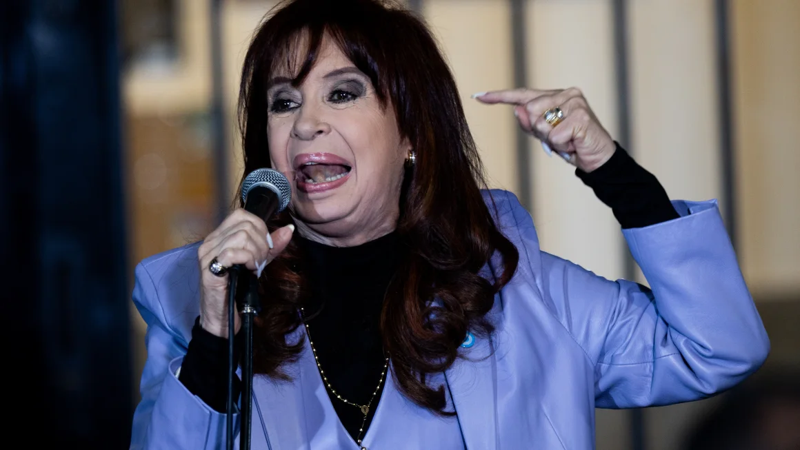 La Corte Suprema de Justicia de Argentina ratificó este miércoles la condena de seis años de prisión en contra de Cristina Fernández de Kirchner, expresidenta del país,