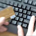 La Oficina Judicial de Servicios de Atención Permanente del Distrito Nacional impuso garantía económica, presentación periódica e impedimento de salida del país a ocho imputados vinculados a la red criminal desmantelada por fraude bancario y robo de identidad que operaba desde Bonao, provincia Monseñor Nouel.