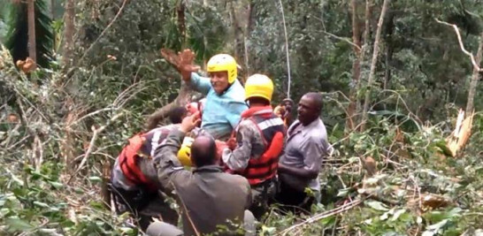 Jaime David Fernández Mirabal al momento de ser preparado para rescate aéreo.