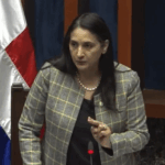 La senadora por Azua Lía Díaz hizo un llamado a las autoridades para que intervengan en la Autopista 6 de Noviembre, la cual se ha convertido en una "zona de nadie", controlada por motoristas que la utilizan para realizar competencias de carreras.