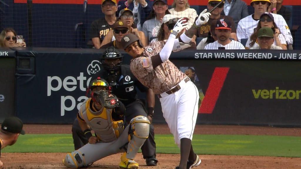 Manny Machado al conectar su séptimo jonrón.