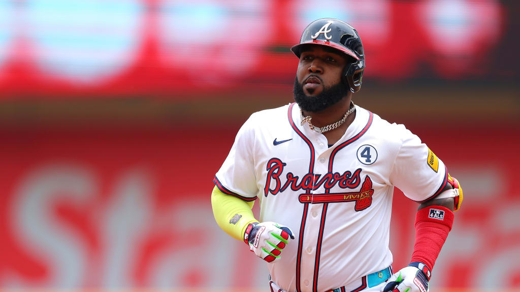 Marcell Ozuna recorre las bases luego de su cuadrangular este domingo.