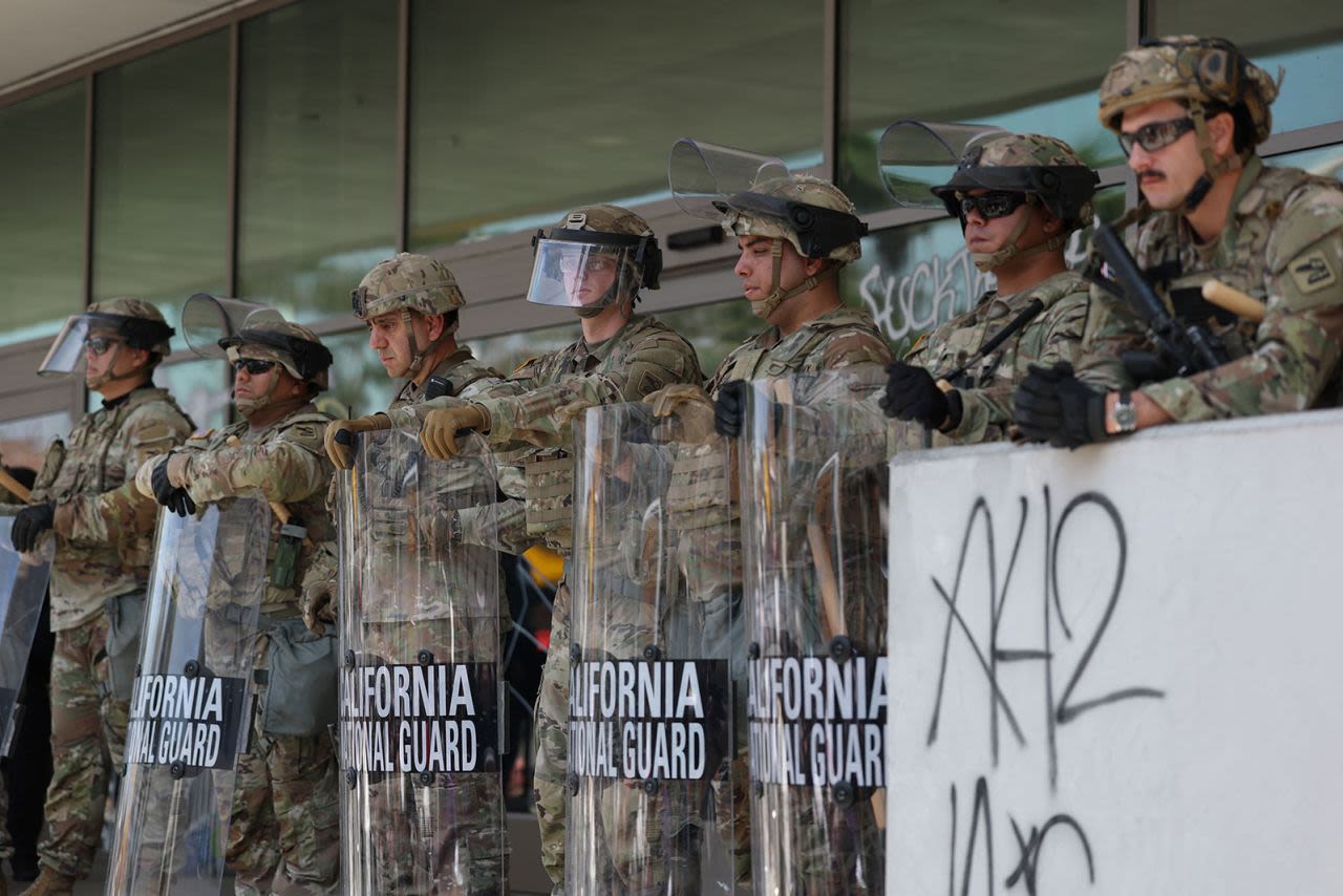 Aproximadamente 300 miembros de la Guardia Nacional de California se encuentran actualmente en Los Ángeles, mientras que otros 1.600 están a la espera de órdenes en arsenales de la región, según informó la oficina del gobernador Gavin Newsom.
