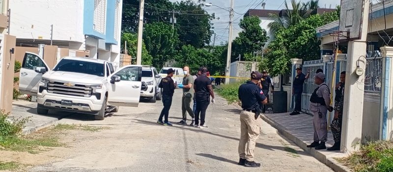 Investigan muerte por heridas de bala de un hombre cuando desmontaba de su vehículo en La Vega