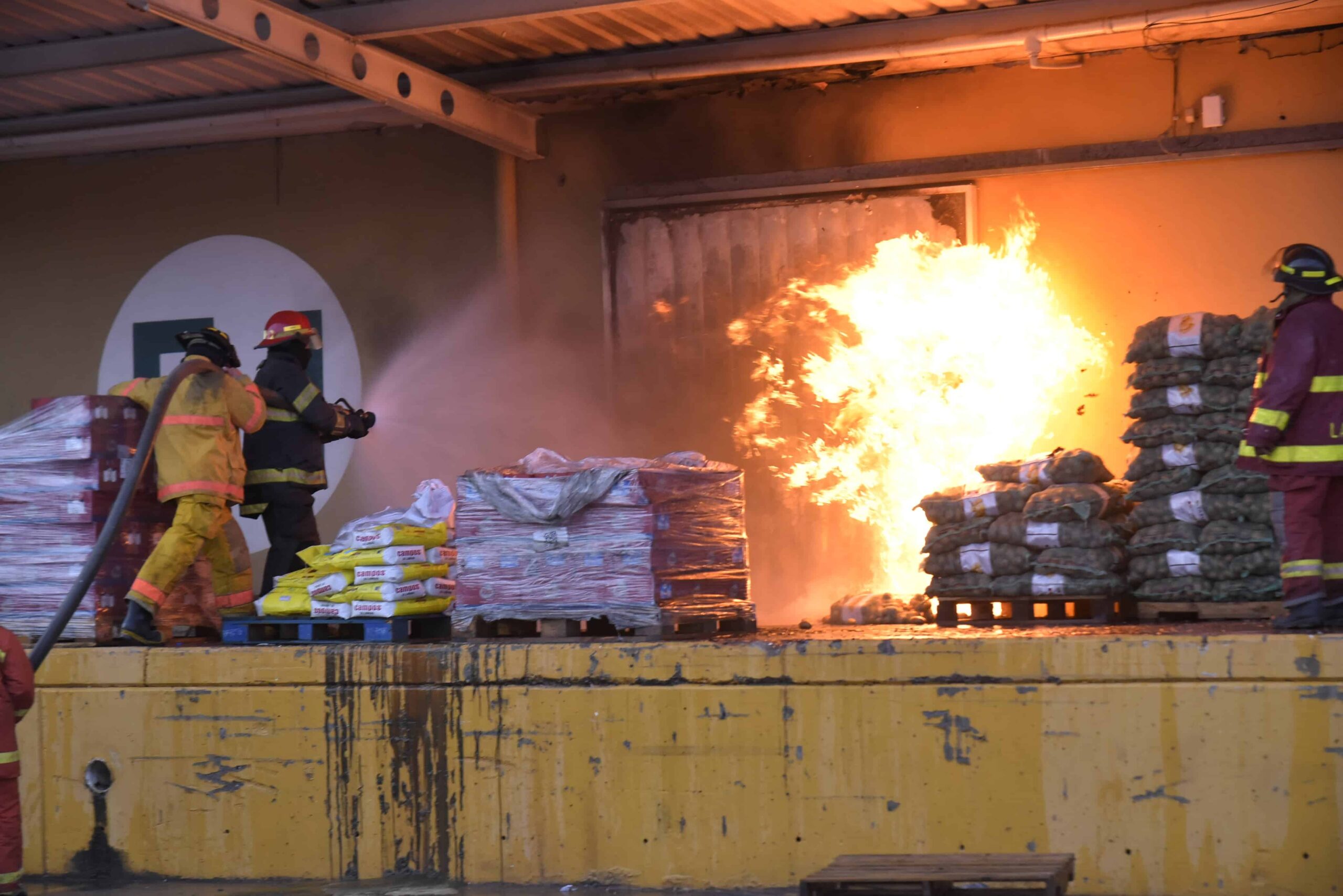 Alrededor de 500 millones de pesos en pérdidas por incendio en Merca Santo Domingo