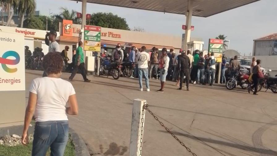 Mueren dos hombres en una estación de combustible de Villa Mella tras discusión por un turno