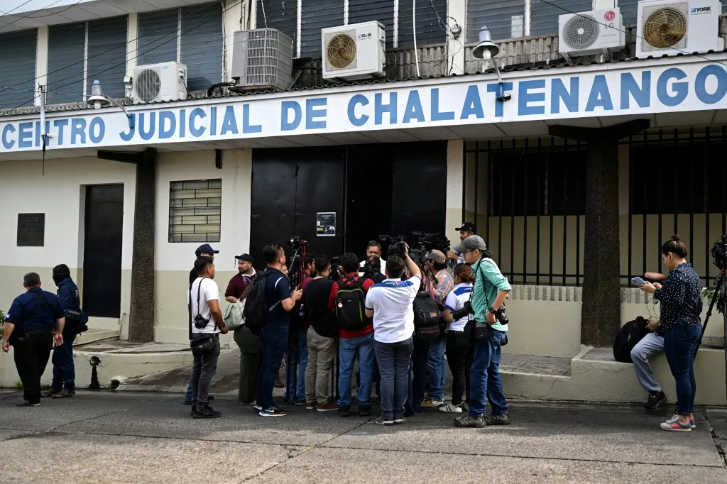 Imponen 60 años de prisión a militares por crimen de periodistas neerlandeses en El Salvador