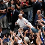 El Papa León XIV celebra su primera misa con los fieles de Castel Gandolfo en la parroquia de San Tomás de Villanueva, ubicada en la plaza principal de la localidad.