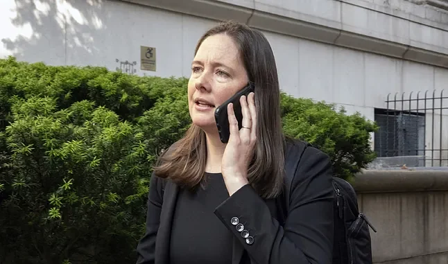 La fiscal del distrito sur de Nueva York e hija del exdirector de la Policía Federal estadounidense (FBI), Maurene Comey, fue destituida, después de trabajar cerca de una década al servicio de la Fiscalía de Manhattan, destacando el proceso al delincuente sexual convicto Jeffrey Epstein y a la exasistenta de éste, Ghislaine Maxwell.
