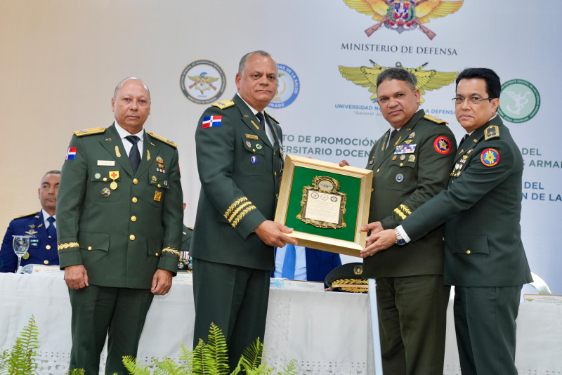 Gradúan 192 nuevos médicos especialistas en hospitales militares universitarios