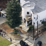 Agentes federales allanaron una propiedad en Tujunga, California, vinculada a Robert Shinn, pastor de la Iglesia Shekinah. El operativo realizado este viernes estuvo relacionado con una investigación por presunto tráfico sexual, lavado de dinero, evasión fiscal y fraude durante la pandemia, según informa Los Angeles Times.