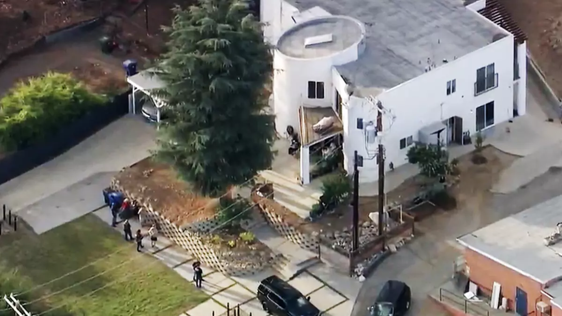 Agentes federales allanaron una propiedad en Tujunga, California, vinculada a Robert Shinn, pastor de la Iglesia Shekinah. El operativo realizado este viernes estuvo relacionado con una investigación por presunto tráfico sexual, lavado de dinero, evasión fiscal y fraude durante la pandemia, según informa Los Angeles Times.