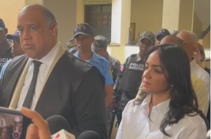 Abogado Miguel Valerio, junto a su representada, ministra de Interior y Policía, Faride Raful