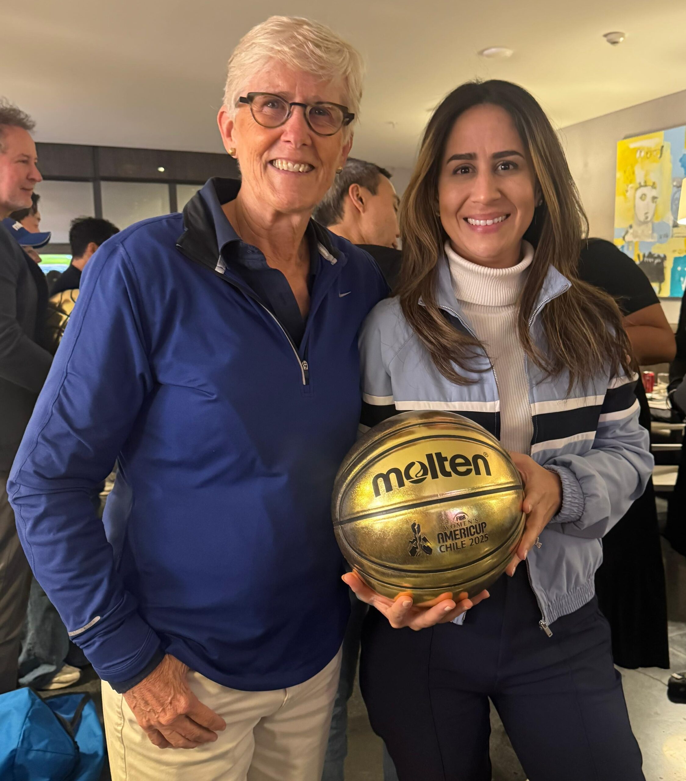 Carol Callan, la primera mujer en presidir FIBA Américas, y la abogada dominicana Juliana Ramia Capellán.