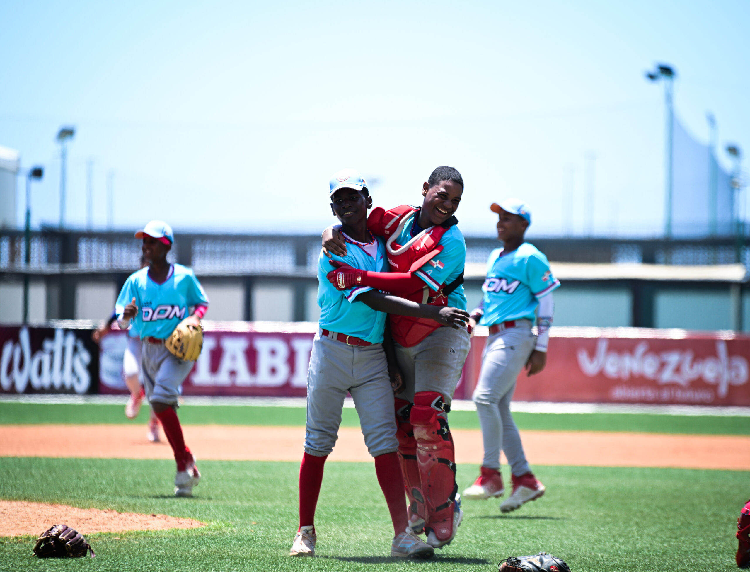 Los jugadores dominicanos inician el festejo de su segundo triunfo en la SDC Kids 2025