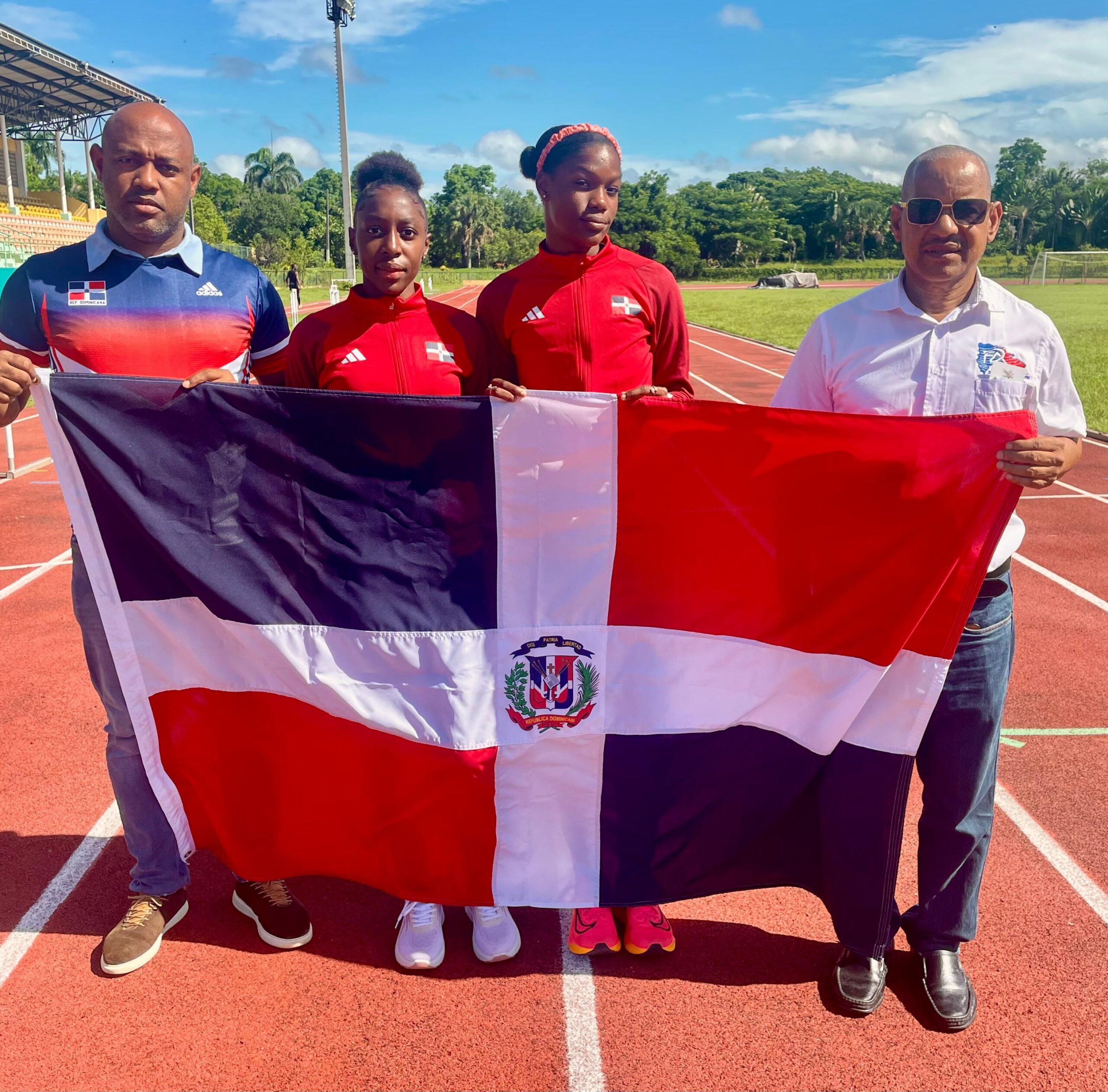 El tesorero de la Federación de Atletismo, Ramón Valdez y el entrenador lo es Franklin Leyba, despiden a las atletas Patricia e Hilary Altagracia Polanco que partieron hoy a Paraguay.