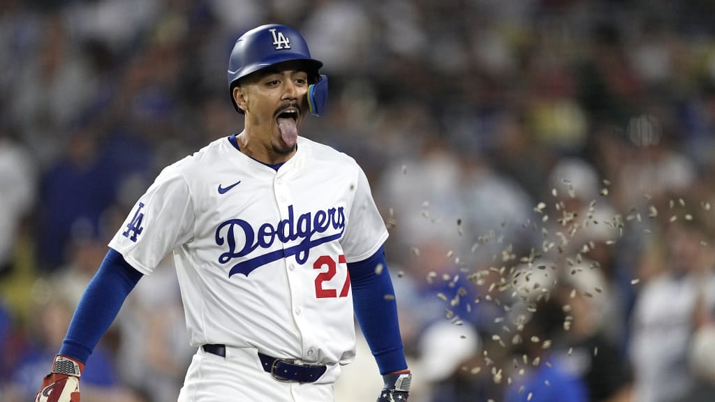 Esteury Ruiz de los Dodgers de Los Ángeles reacciona ante las felicitaciones de sus compañeros por batear jonrón.