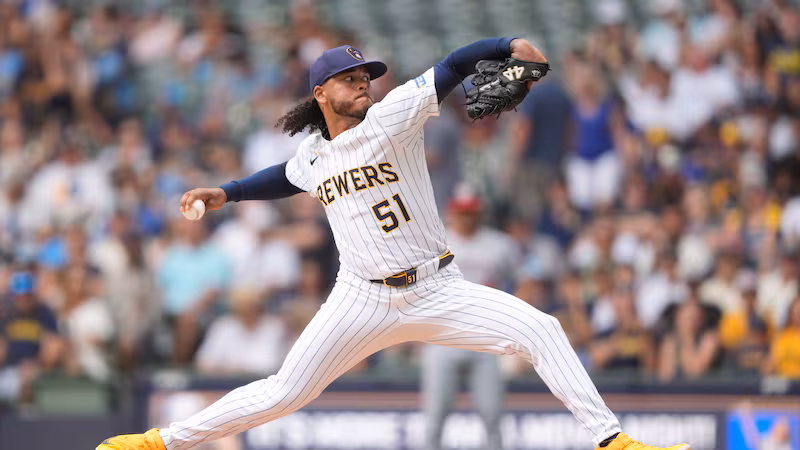 Freddy Peralta de los Cerveceros de Milwaukee