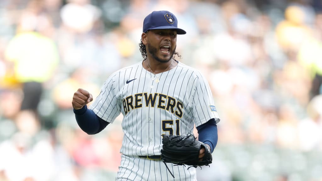 Freddy Peralta lanzador abridor dominicano de los Cerveceros