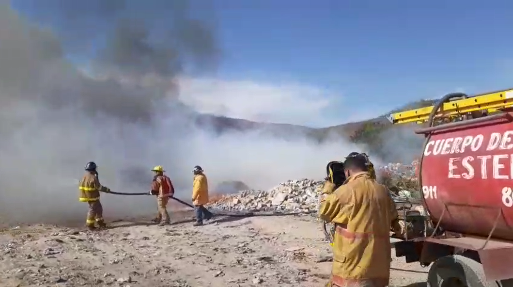 Panorama Actualidad. Las autoridades de Azua investigan un incendio ocurrido en el vertedero municipal, el cual afectó a gran parte de los sectores Quisqueya, La Colonia y El Prado.