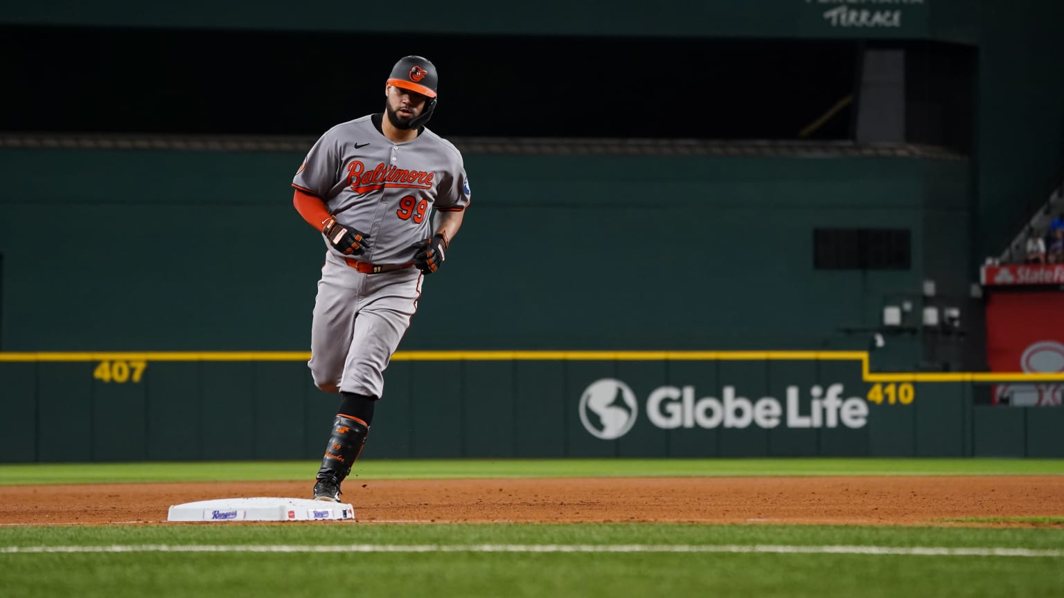 Gary Sánchez se presta a pisar la tercera base luego de conectar quinto jonrón.