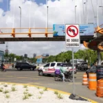 El Gabinete de Transporte anunció hoy la implementación de la tercera fase de restricción de giros a la izquierda a partir de este fin de semana, en intersecciones puntuales del Distrito Nacional como parte del plan de gestión de tráfico “RD Se Mueve”.