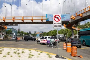 El Gabinete de Transporte anunció hoy la implementación de la tercera fase de restricción de giros a la izquierda a partir de este fin de semana, en intersecciones puntuales del Distrito Nacional como parte del plan de gestión de tráfico “RD Se Mueve”.
