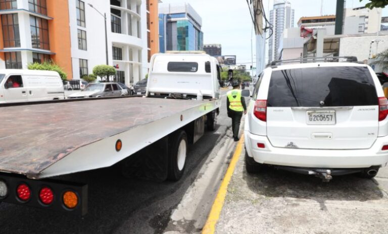 Agentes supervisan, fiscalizan y remolcan vehículos que obstruyen la circulación vial / Fuente externa