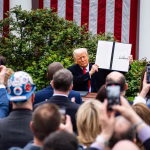 El presidente de Estados Unidos, Donald Trump, anunció este miércoles aranceles del 50% a los productos brasileños a partir del 1 de agosto debido, en parte, a la forma en la que el mandatario Luiz Inácio Lula da Silva trata a su predecesor Jair Bolsonaro.