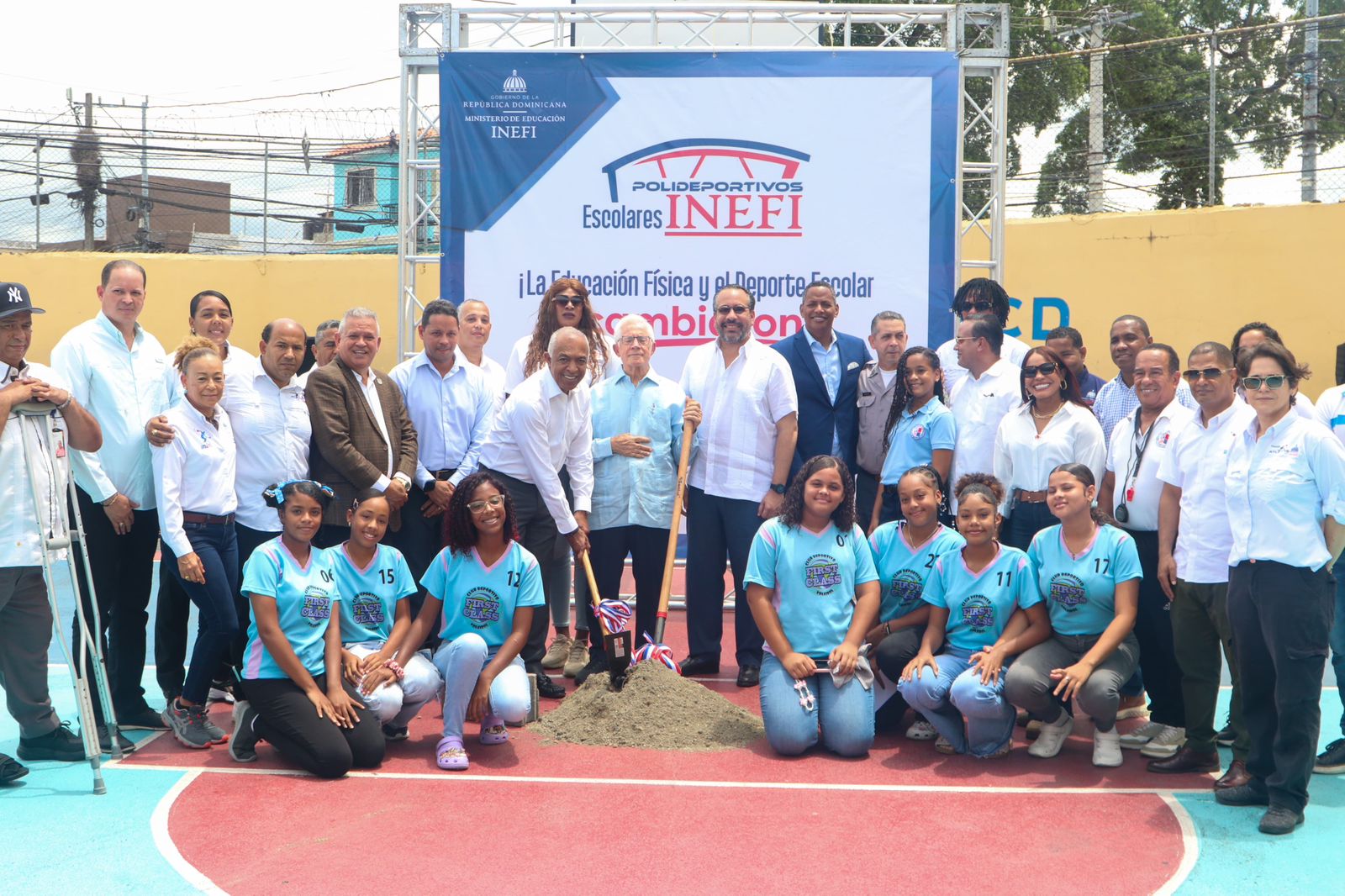 El director ejecutivo del Instituto Nacional de Educación Física (INEFI), Alberto Rodríguez Mella, junto a varios funcionarios y técnicos en la Escuela San Vicente de Paúl, en Los Mina.