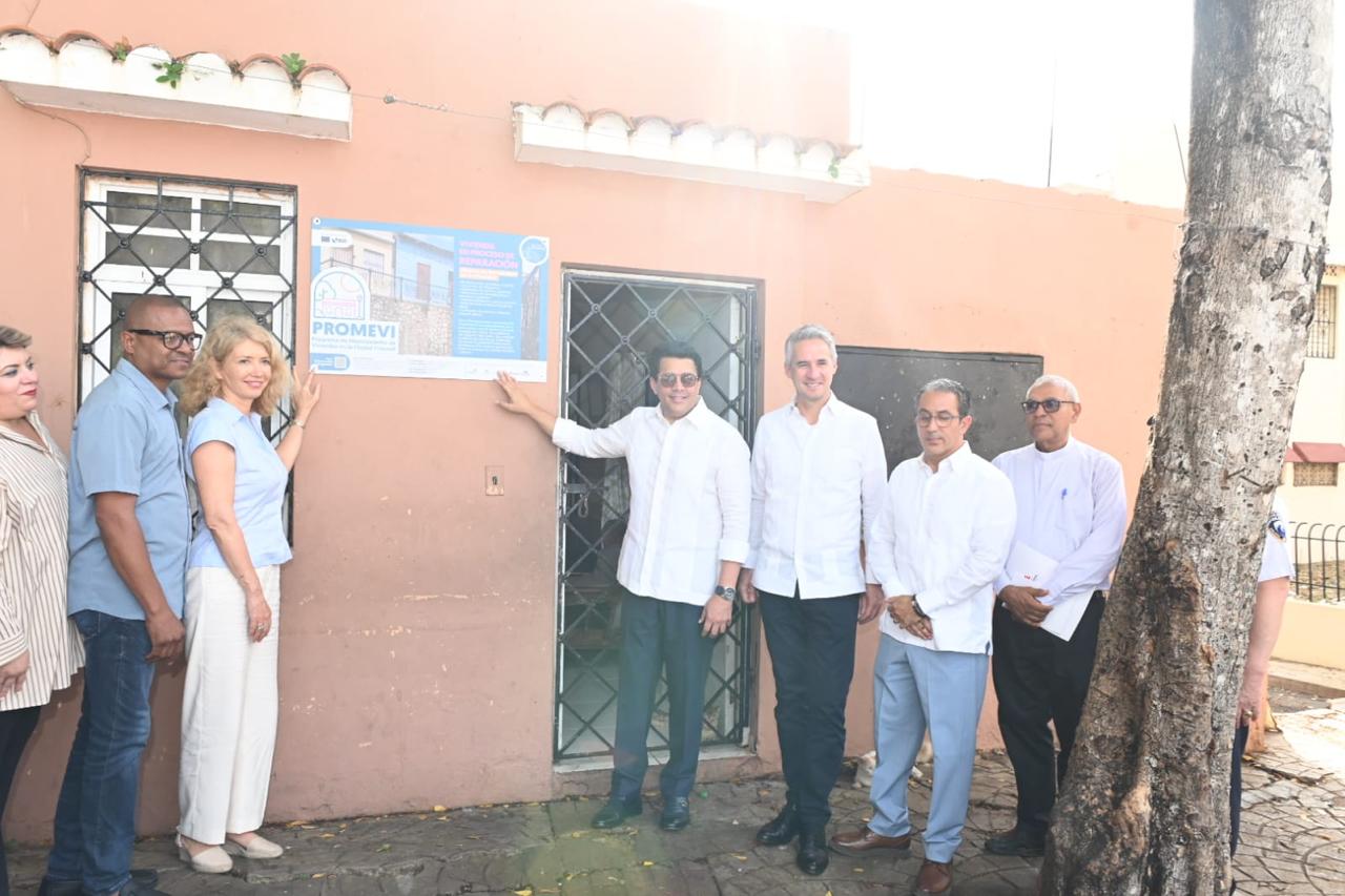 El ministro de Turismo, David Collado, junto a la embajadora de la Unión Europea en República Dominicana, Katja Afheldt; el jefe de Operaciones del Banco Interamericano de Desarrollo (BID), Miguel Baruzze, el coordinador General del PIDTUCCSD, Amín Abel Santos y técnicos de las instituciones involucradas en el desarrollo de las obras / Fuente externa