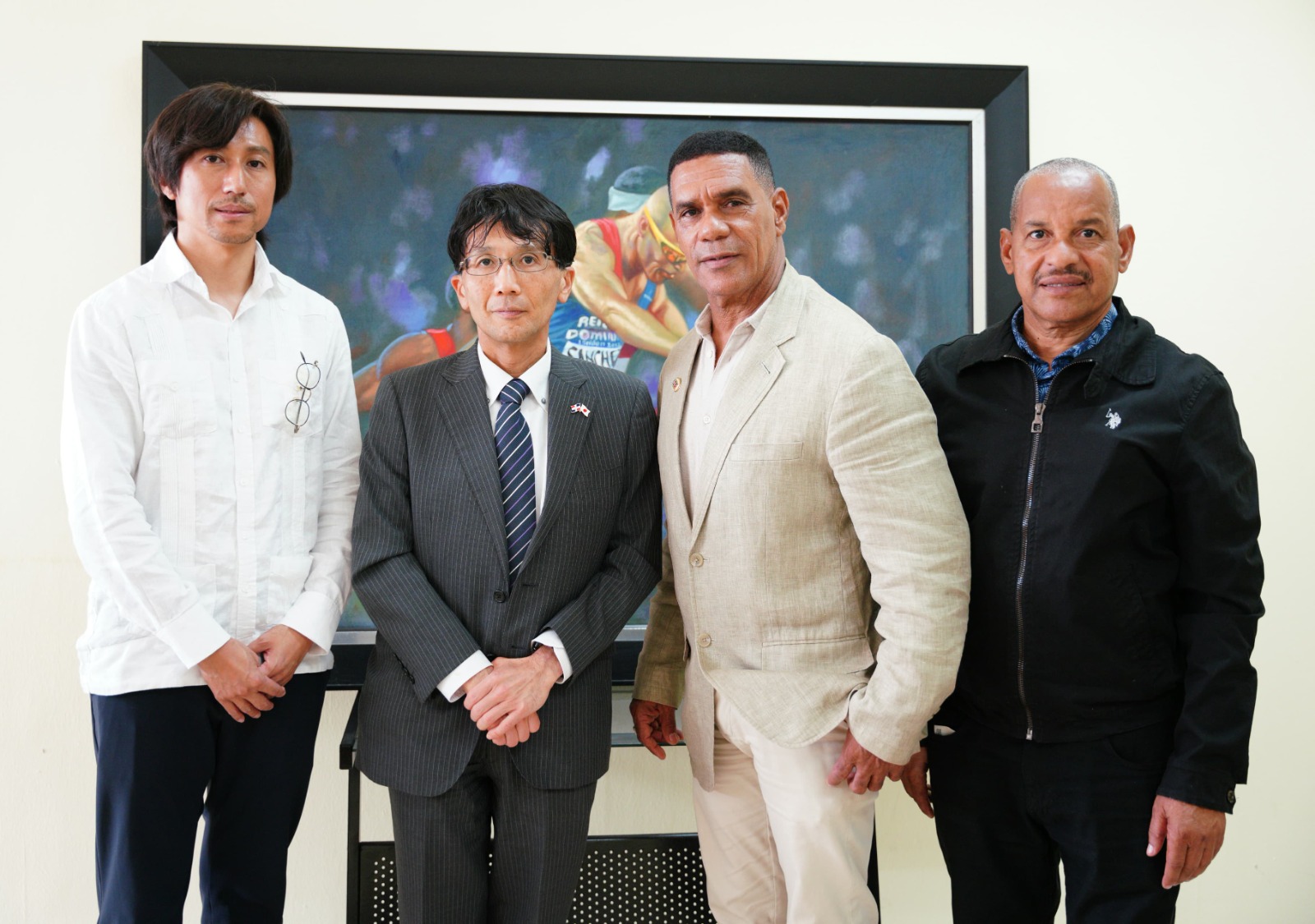 El presidente de la Federación de Atletismo, ingeniero Alexis Peguero, junto al Embajador de Japón en el país, HAYAKAWA Osamu y su comitiva.