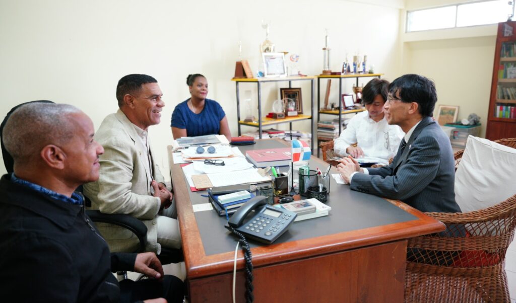 Momento de la reunión de cortesía girada por el Embajador de Japón en el país con los directivos de la Federación de Atletismo.