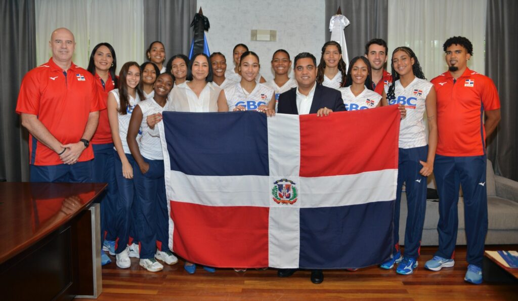 El ministro de Deportes, Kelvin Cruz, entrega la bandera nacional al equipo nacional U-21 junto a su cuerpo técnico.
El funcionario del Deporte, Kelvin Cruz, entrega la bandera nacional al equipo nacional U-21 junto a su cuerpo técnico.