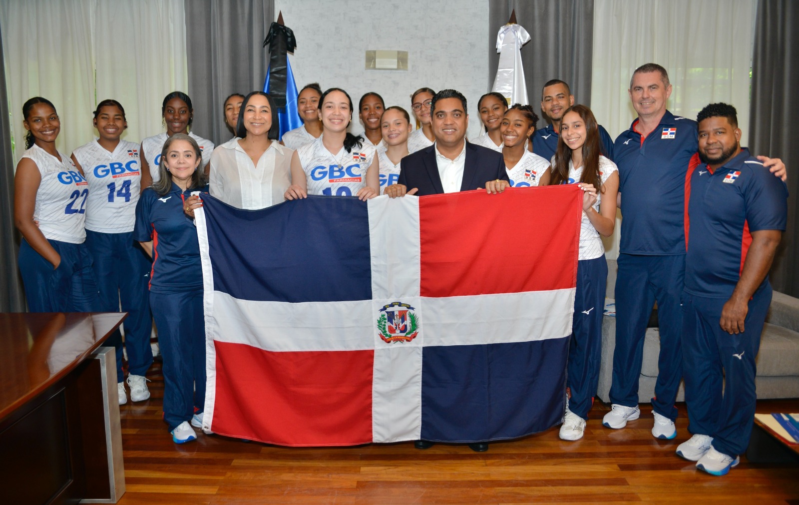El ministro de Deportes, Kelvin Cruz, entrega la bandera nacional al equipo nacional U-21 junto a su cuerpo técnico. El funcionario del Deporte, Kelvin Cruz, entrega la bandera nacional al equipo nacional U-21 junto a su cuerpo técnico.