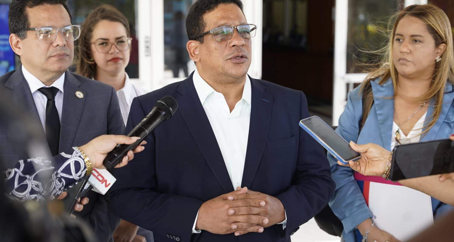La Unidad Antifraude de la Contraloría General de la República, en coordinación con la Dirección General de Contrataciones Públicas (DGCP), presentó este miércoles un informe exhaustivo sobre las violaciones a la normativa en tres procesos de licitación pública del Instituto Nacional de Bienestar Estudiantil (INABIE) durante el año 2024.