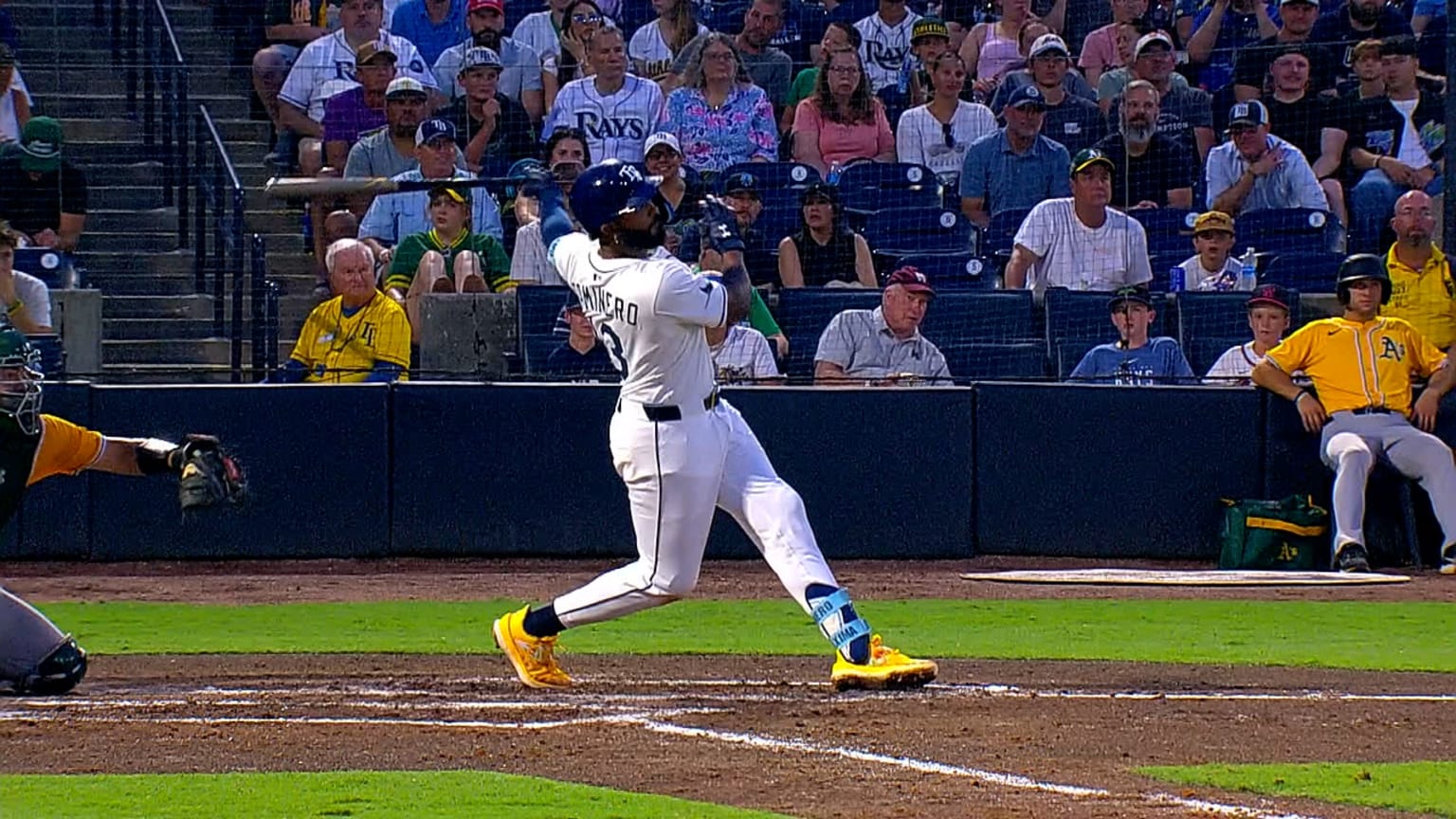 Junior Caminero de los Rays al momento de batear su jonrón 21.