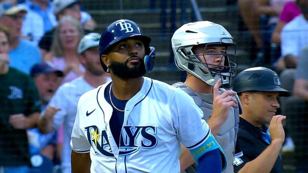 El dominicano Junior Caminero de los Rays observa la bola salir del terreno para su jonrón 26.