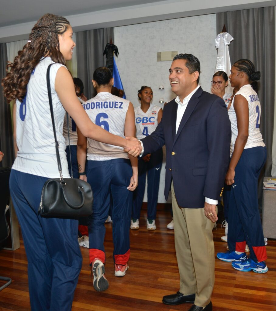 Kelvin Cruz, ministro de Deportes, saluda a Alondra Tapia.
