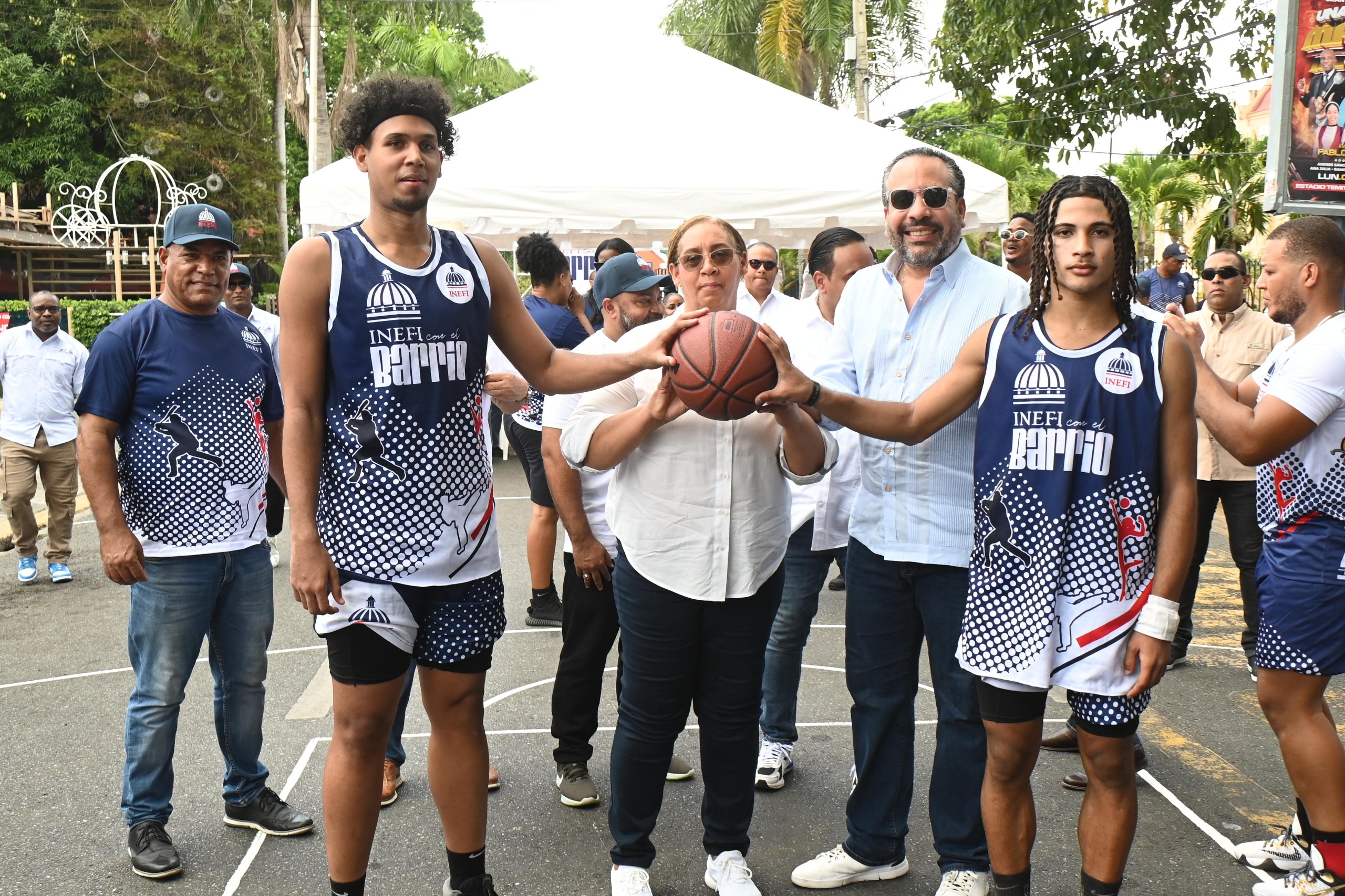 El director ejecutivo del Instituto Nacional de Educación Física, Alberto Rodríguez Mella, junto a la gobernadora de San Cristóbal, Pura Casilla en inicio de actividades deportivas.
