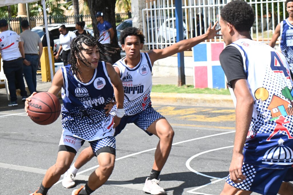 Acción en el partido de baloncesto realizado en el marco del programa «INEFI con el Barrio» en San Cristóbal.
