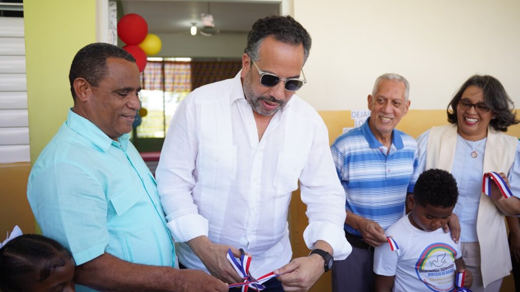 El director ejecutivo del Instituto Nacional de Educación Física (INEFI), Alberto Rodríguez Mella, corta la cinta para dejar inaugurada el Aula de Psicomotricidad en el Centro Educativo Hogar Escuela Nuevos Horizontes, del municipio Duvergé, de la provincia Independencia.