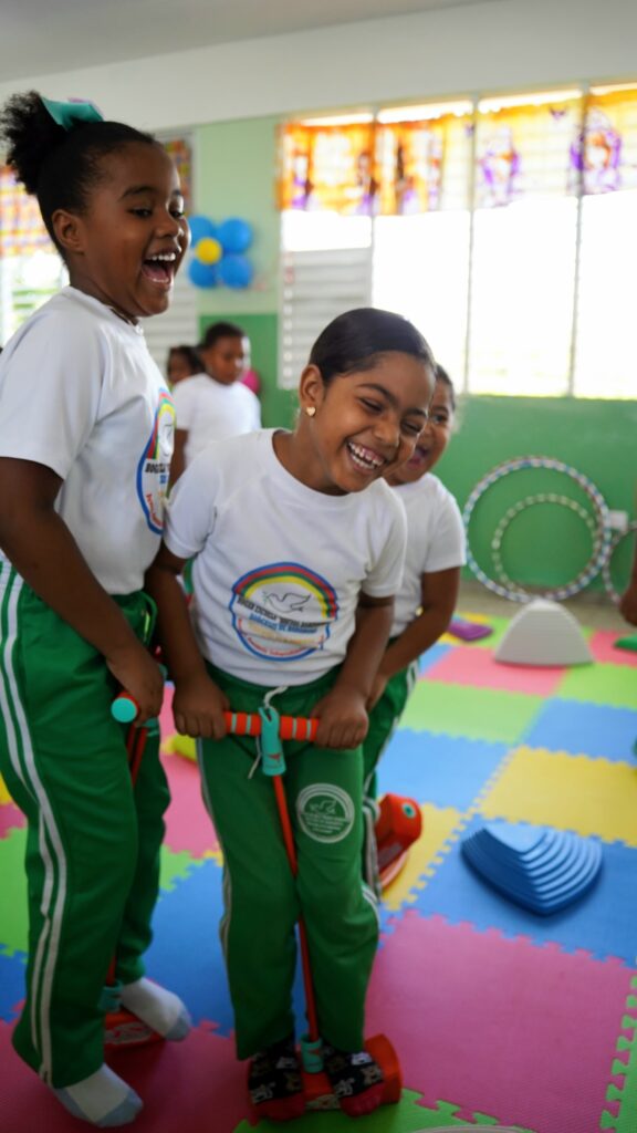 Niñas del Centro Educativo Hogar Escuela Nuevos Horizontes, del municipio Duvergé, en la provincia Independencia, se divierten en el Aula de Psicomotricidad inaugurada por el Instituto Nacional de Educación Física (INEFI) en ese centro educativo.