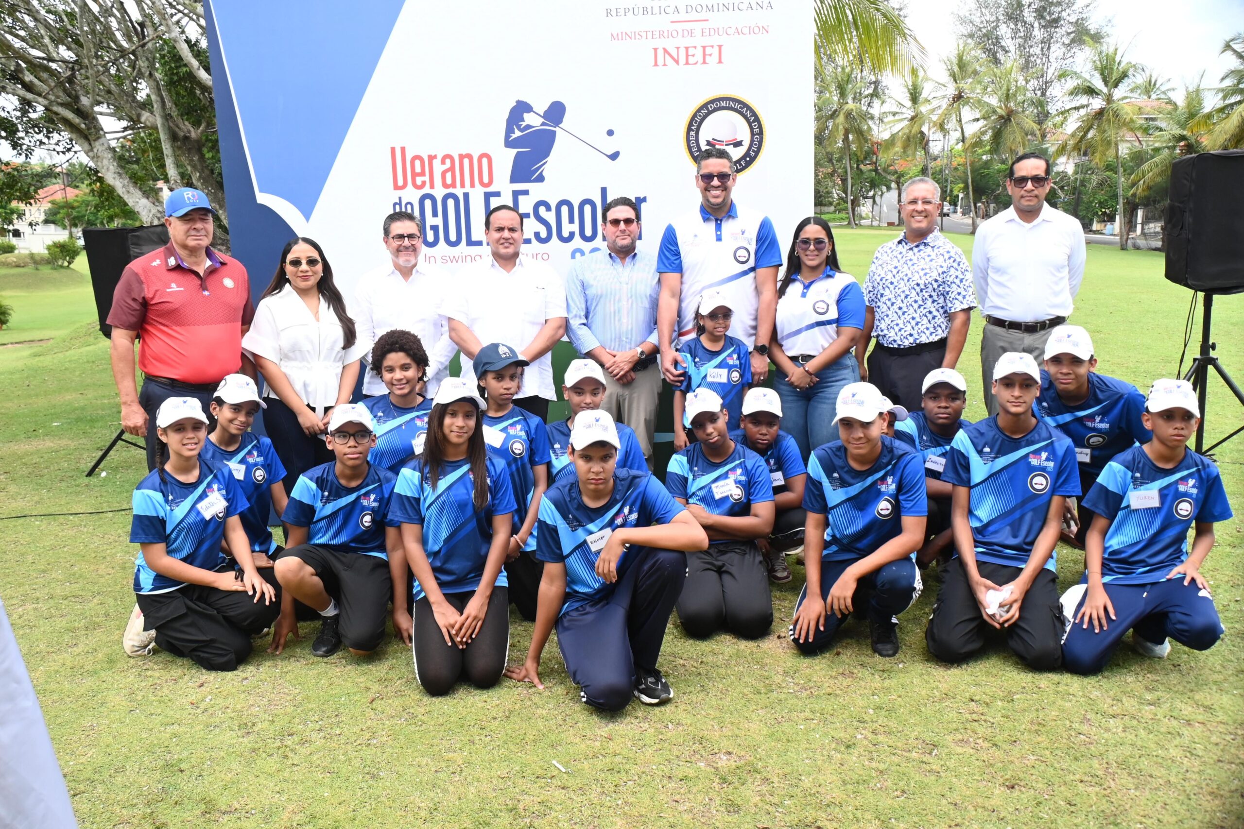 El presidente de la Federación Dominicana de Golf (Fedogolf),  Enrique Valverde, y el subdirector general del Instituto Nacional de Educación Física, Elvys Duarte, entre otros dirigentes y técnicos, posan con varios de los estudiantes tras dejar inaugurado el Programa de Verano de Golf Escolar 2025.