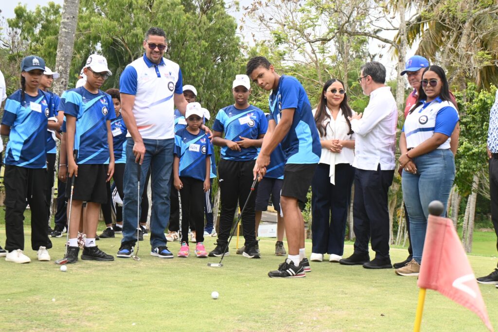 Un estudiante realiza el drive en el inicio del Campamento de Golf. Observan dirigenes de la FEDOGOLF, entre otros técnicos del Instituto Nacional de Educación Física (INEFI)