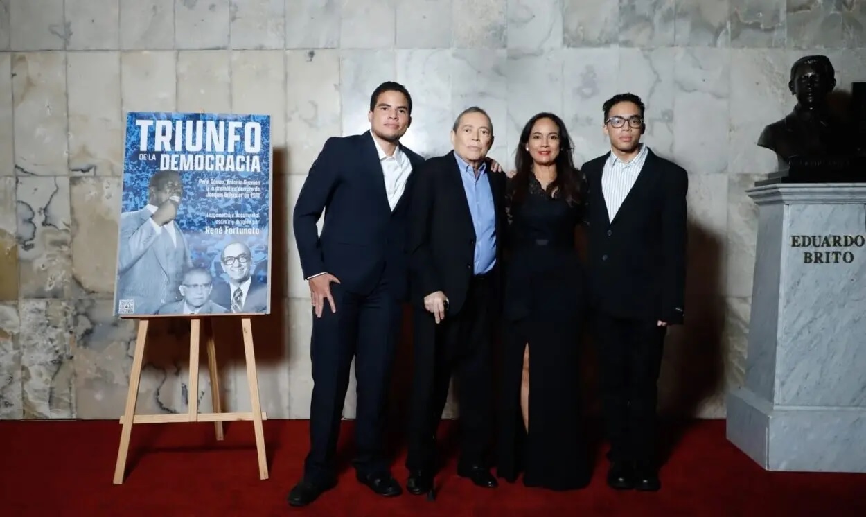 René Fortunato junto a sus hijos, Diego y René Alejandro, y su esposa, Matty Vásquez. Fortunato, René Fortunato, Matty Vásquez y René Alejandro Fortunato en premier “El Triunfo de la Democracia”. / Fuente externa