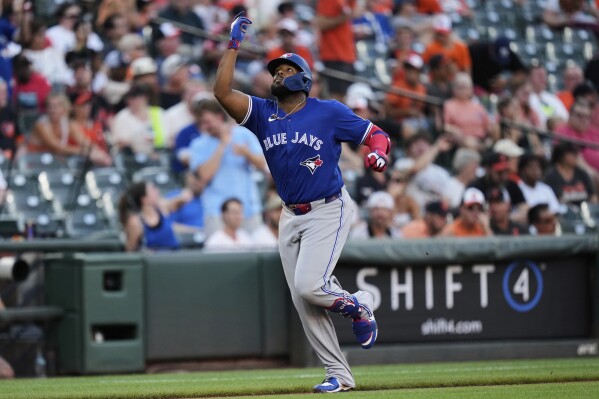 El dominicano Vladimir Guerrero Jr celebra su jonrón 15 de la temporada.