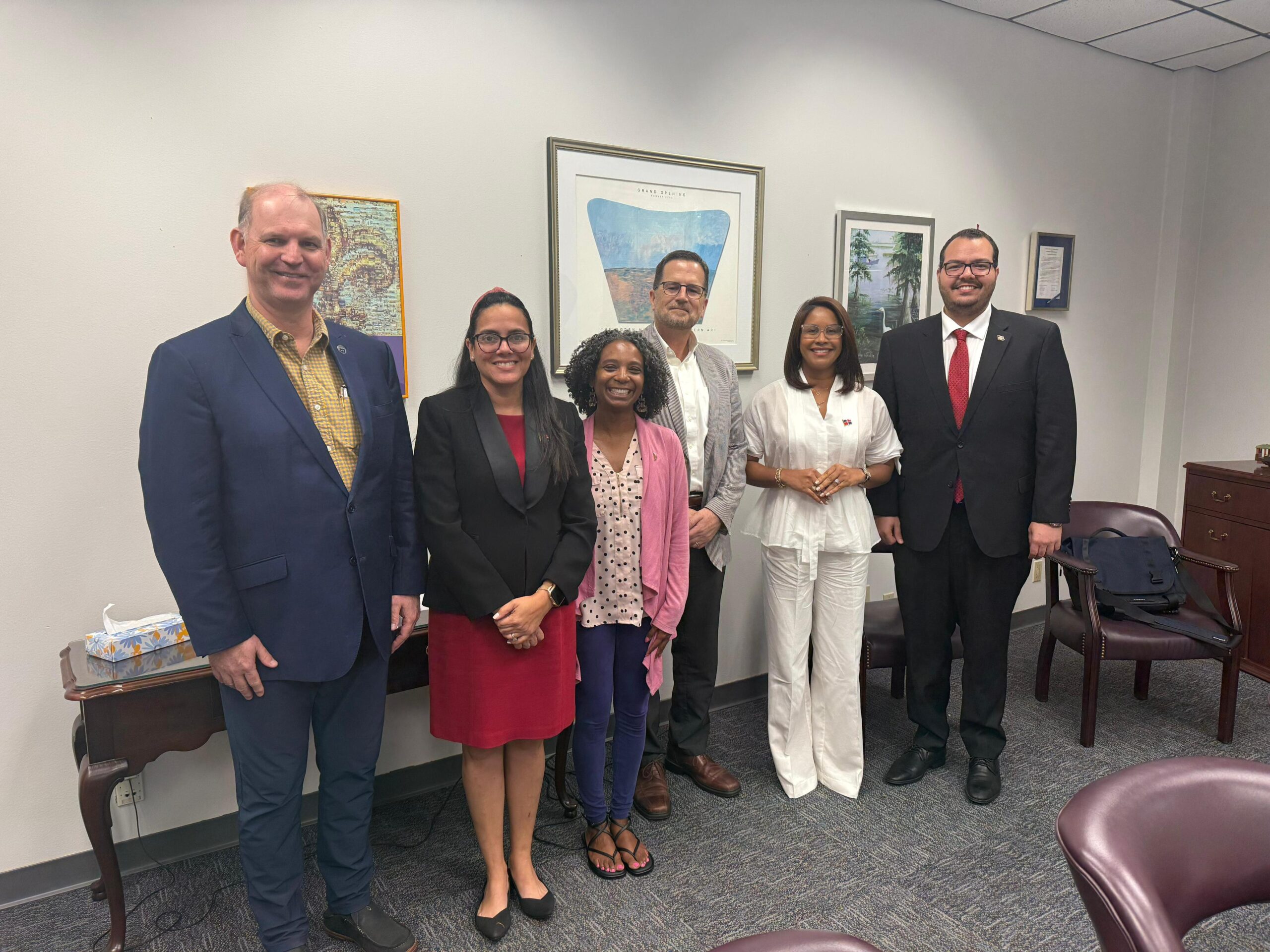 Consulado dominicano en New Orleans gestiona becas y programas en prestigiosa universidad